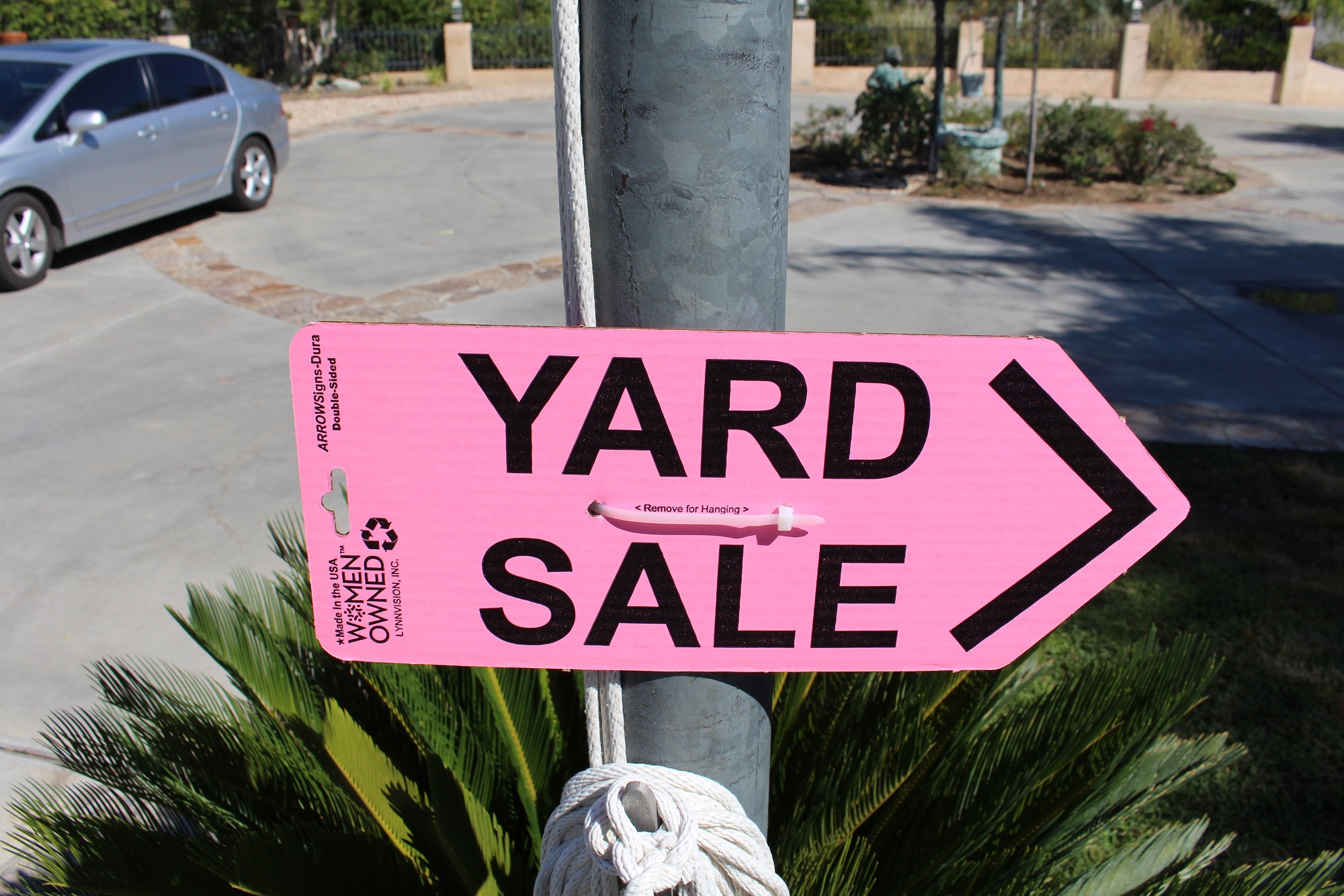 ARROWSigns-Dura-Pink-Yard-Sale-Sign-In-Use
